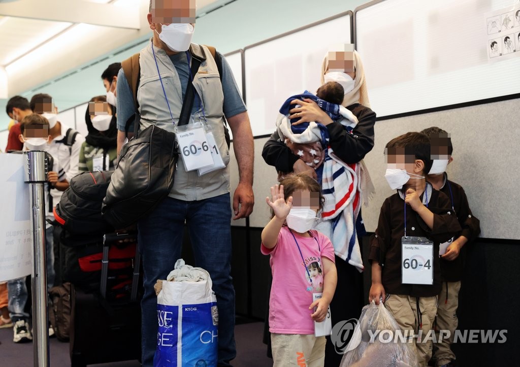 Afghan evacuees wait for COVID-19 tests at Incheon International Airport on Aug. 26, 2021, in this photo taken by the joint press corps. (PHOTO NOT FOR SALE) (Yonhap)