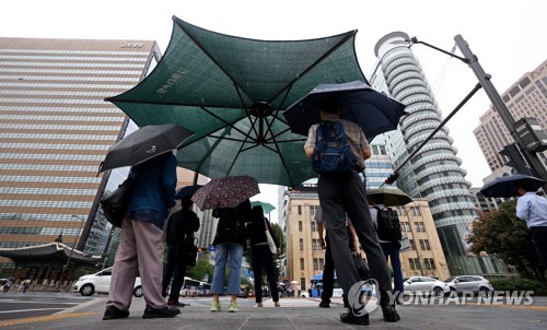 출근길 우산 행렬