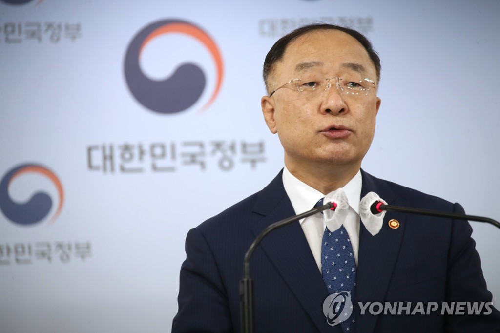 Le ministre de l'Economie et des Finances, Hond Nam-ki, annonce le plan budgétaire pour 2022 au complexe gouvernemental à Séoul, le mardi 31 août 2021. 