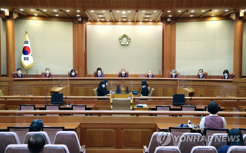 ９人の裁判官が並ぶ憲法裁判所の法廷＝３１日、ソウル（聯合ニュース）