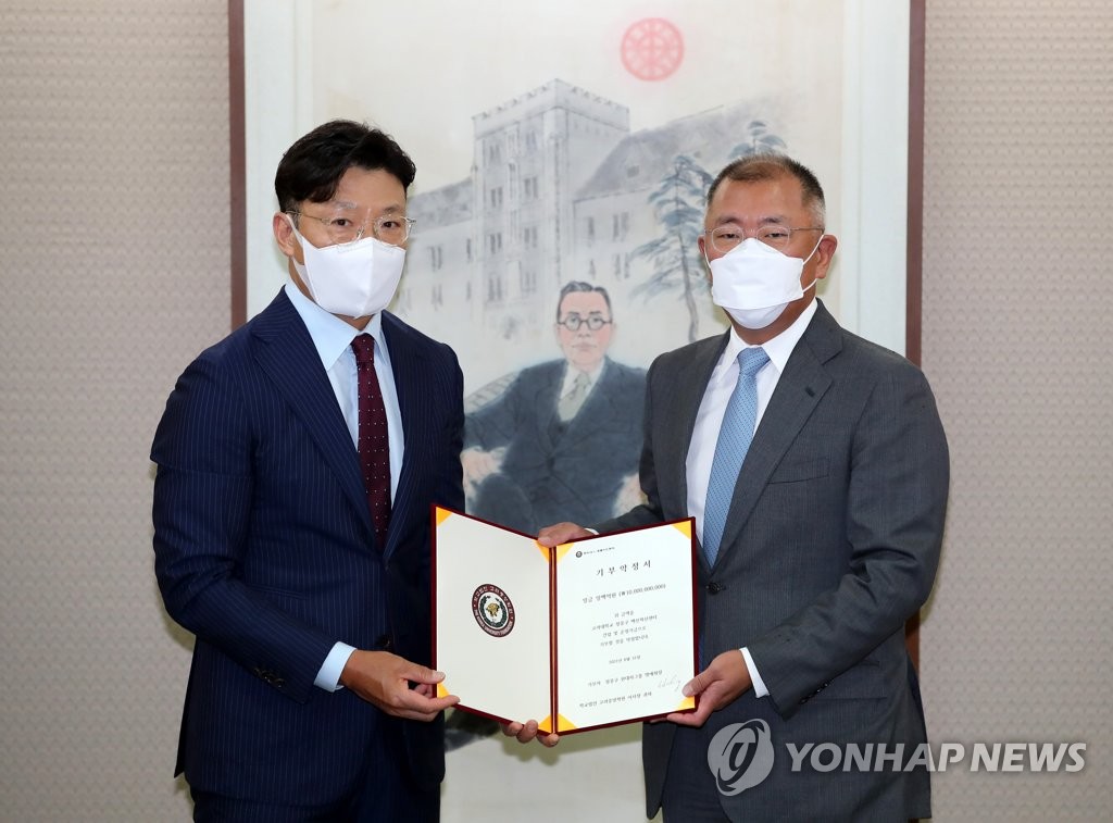 La cérémonie de signature d'un don de 10 milliards de wons entre le centre médical de l'université de Corée et le groupe Hyundai Motor se déroule à l'université à Séoul le mardi 31 août 2021. 