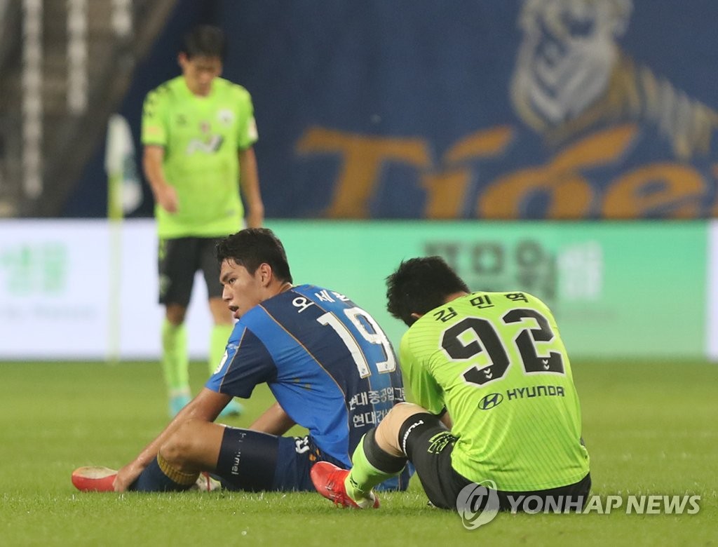 In this file photo from Sept. 10, 2021, Oh Se-hun of Ulsan Hyundai FC (L) and Kim Min-hyeok of Jeonbuk Hyundai Motors react to their clubs' scoreless draw in a K League 1 match at Munsu Football Stadium in Ulsan, some 415 kilometers southeast of Seoul. (Yonhap)