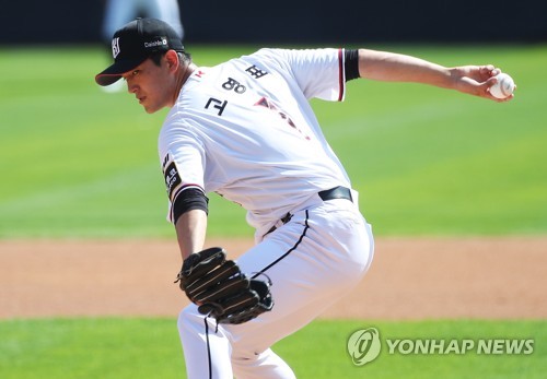 In this file photo from Sept. 12, 2021, Ko Young-pyo of the KT Wiz pitches against the SSG Landers during the top of the first inning of a Korea Baseball Organization regular season game at KT Wiz Park in Suwon, Gyeonggi Province. (Yonhap)