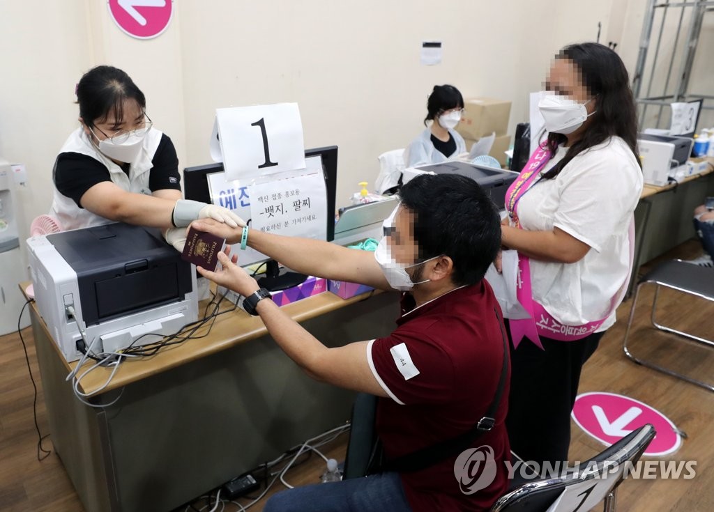 Gov't devises measures to boost COVID-19 vaccination among migrant workers