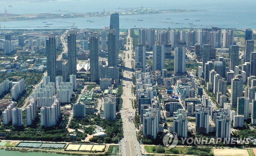 인천시 연수구 동춘동 청량산에서 바라본 동춘동과 송도국제도시에 고층 아파트 건물들
