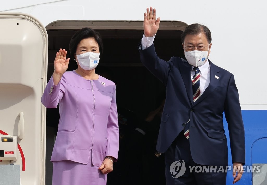 Le président Moon Jae-in et la Première dame Kim Jung-sook saluent de la main à l'aéroport de Séoul, à Seongnam, le dimanche 19 septembre 2021, avant de s'envoler pour New York, afin de participer à l'assemblée générale des Nations unies (ONU). 