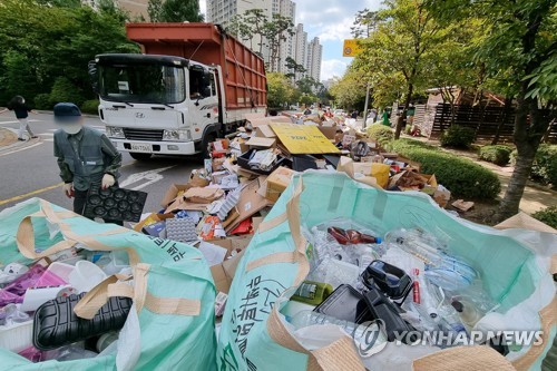 추석 연휴가 끝난 후 서울의 한 아파트 단지에 쌓인 재활용 쓰레기