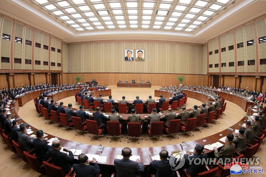 La 5e session de la 14e Assemblée populaire suprême (APS) de la Corée du Nord (équivalente à l'Assemblée nationale sud-coréenne) a débuté le mardi 28 septembre 2021, d'après une annonce le lendemain de l'Agence centrale de presse nord-coréenne (KCNA). Choe Ryong-hae, président du présidium de l'APS et le Premier ministre du cabinet, Kim Tok-hun, sont présents à la réunion à laquelle n'a pas participé le leader nord-coréen, Kim Jong-un. (Utilisation en Corée du Sud uniquement et revente interdite)