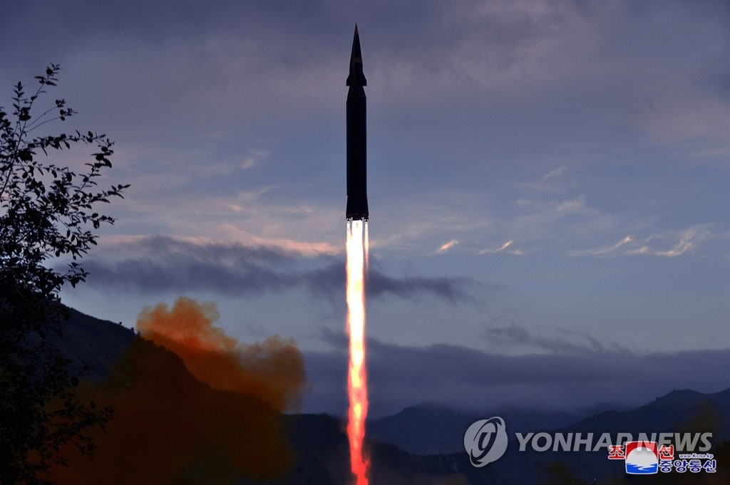 L'Agence centrale de presse nord-coréenne (KCNA) a rapporté le mercredi 29 septembre 2021 qu'un tir d'essai de missile hypersonique de type Hwasong-8, nouvellement développé, a été réalisé à Doyangri du comté de Ryongrim, dans la province du Jagang la veille. (Utilisation en Corée du Sud uniquement et revente interdite)