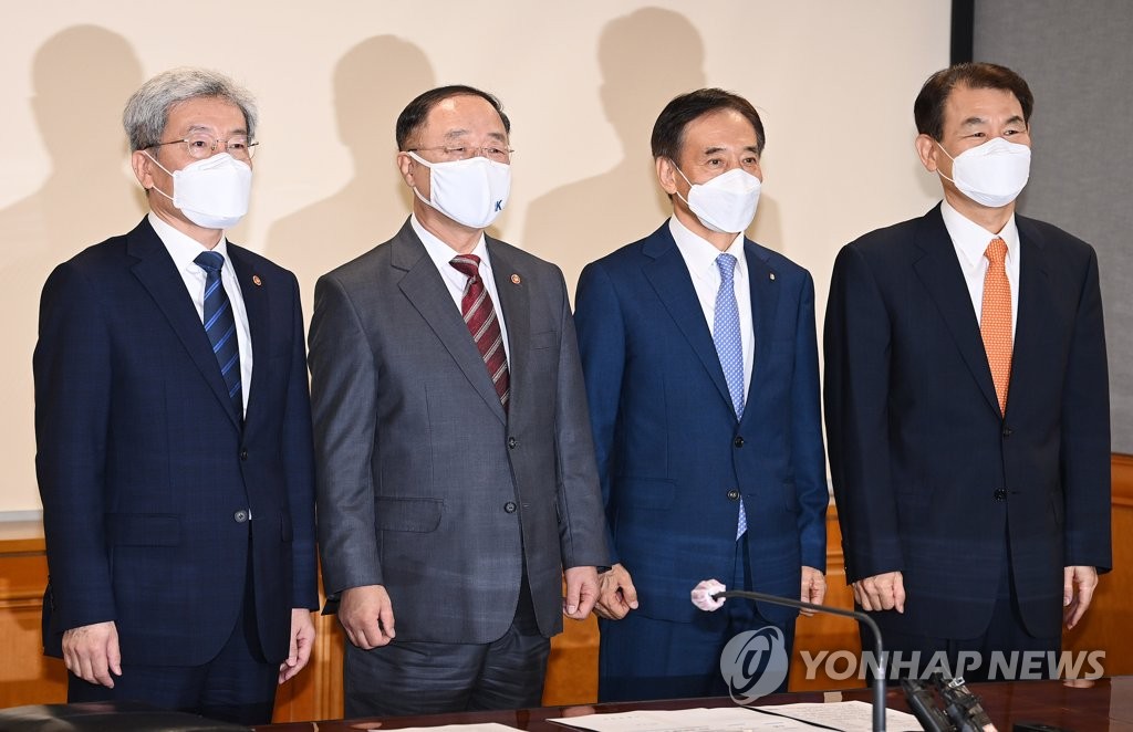 Finance Minister Hong Nam-ki (2nd from L) poses for a photo before the start of a policy coordination meeting with Bank of Korea Gov. Lee Ju-yeol (2nd from R), Koh Seung-beom (L), head of the Financial Services Commission, and Jeong Eun-bo, new chief of the Financial Supervisory Service, in the Sept. 30, 2021, file photo. (Pool photo) (Yonhap)