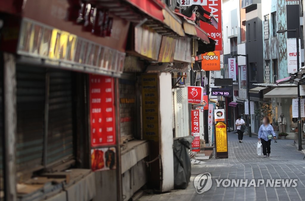 This file photo, taken Sept. 30, 2021, shows the relatively empty tourist hotspot of Myeongdong in central Seoul amid the country's fourth wave of the pandemic. (Yonhap)