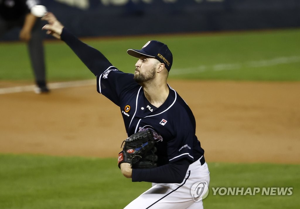 In this file photo from Sept. 30, 2021, Walker Lockett of the Doosan Bears pitches against the LG Twins in the bottom of the first inning of a Korea Baseball Organization regular season game at Jamsil Baseball Stadium in Seoul. (Yonhap)
