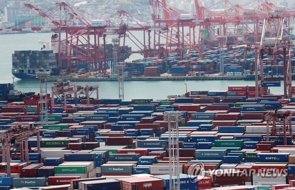 Des conteneurs dans un port à Busan, le vendredi 1er octobre 2021. 