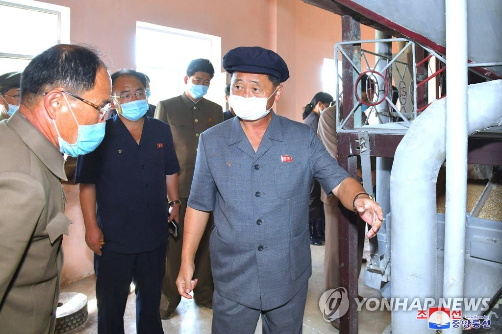 زيارة تفقدية لرئيس الوزراء الكوري الشمالي كيم دوك-هون في المجال الزراعي