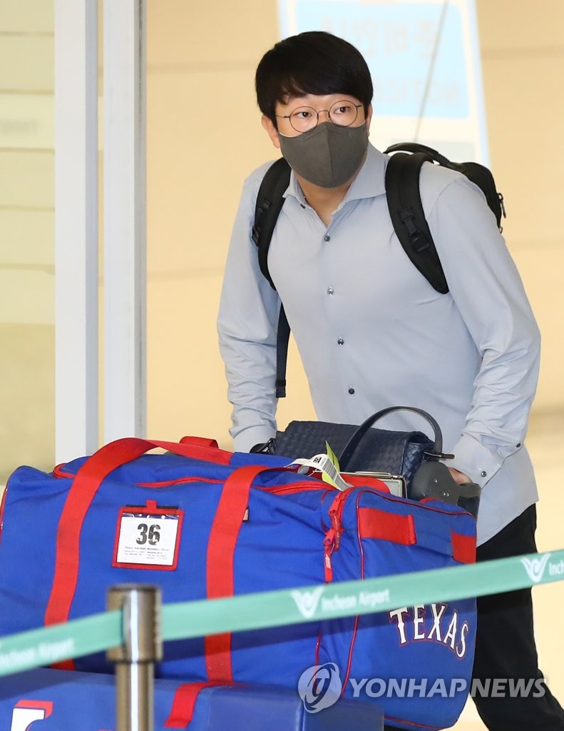 South Korean free agent pitcher Yang Hyeon-jong carries his luggage at Incheon International Airport in Incheon, west of Seoul, on Oct. 5, 2021, after returning from a season with the Texas Rangers. (Yonhap)