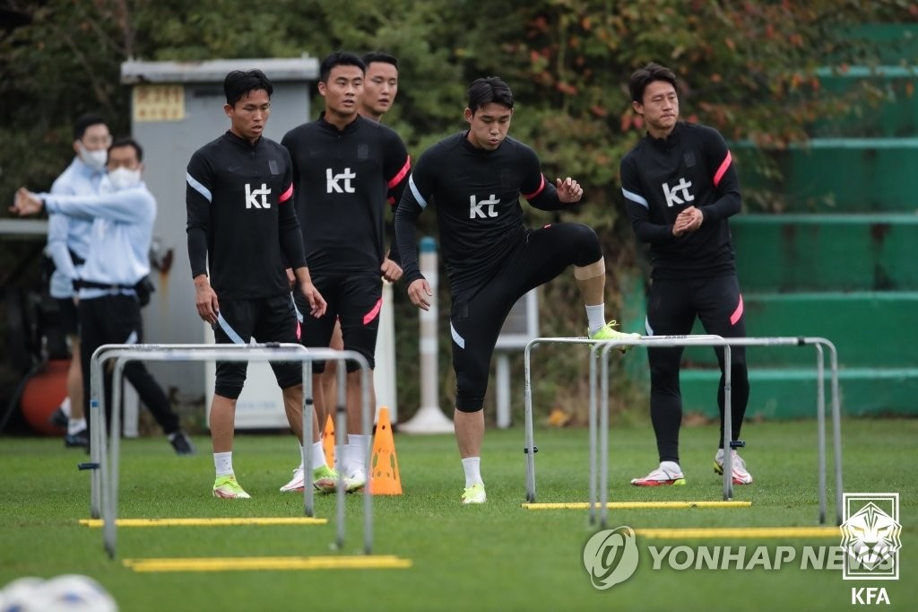 Members of the South Korean men's national football team train at the National Football Center in Paju, Gyeonggi Province, on Oct. 5, 2021, in preparation for 2022 FIFA World Cup qualifying matches, in this photo provided by the Korea Football Association. (PHOTO NOT FOR SALE) (Yonhap)