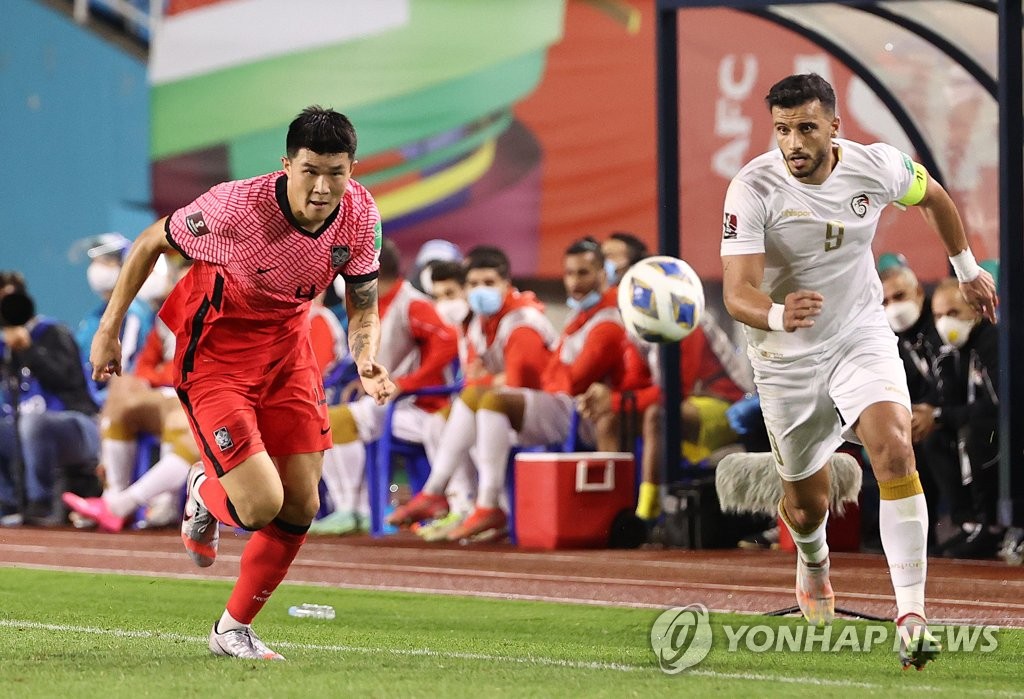 Kim Min-jae of South Korea (L) and Omar Al Somah of Syria chase the loose ball during the teams' Group A match in the final Asian qualifying round for the 2022 FIFA World Cup at Ansan Wa Stadium in Ansan, Gyeonggi Province, on Oct. 7, 2021. (Yonhap)