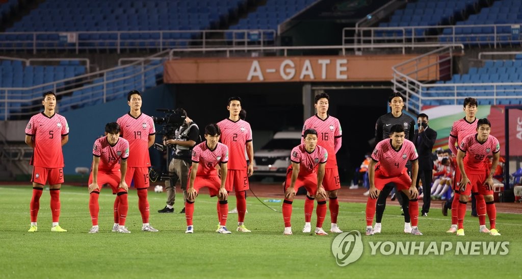 Les membres de l'équipe nationale sud-coréenne de football posent pour une séance photos avant le match éliminatoire contre la Syrie pour la Coupe du monde 2022, le jeudi 7 octobre 2021 au stade Ansan Wa à Ansan, dans la province du Gyeonggi. 