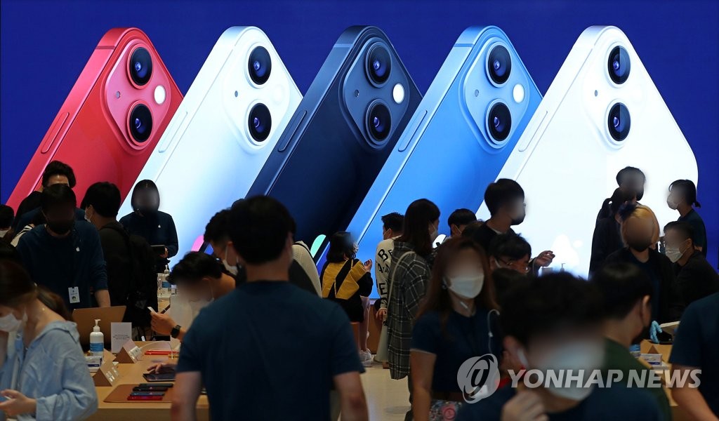 In this file photo, an Apple store in Seoul bustles with visitors, as Apple Inc.'s new iPhone 13 smartphone was released on Oct. 8, 2021. (Pool photo) (Yonhap)