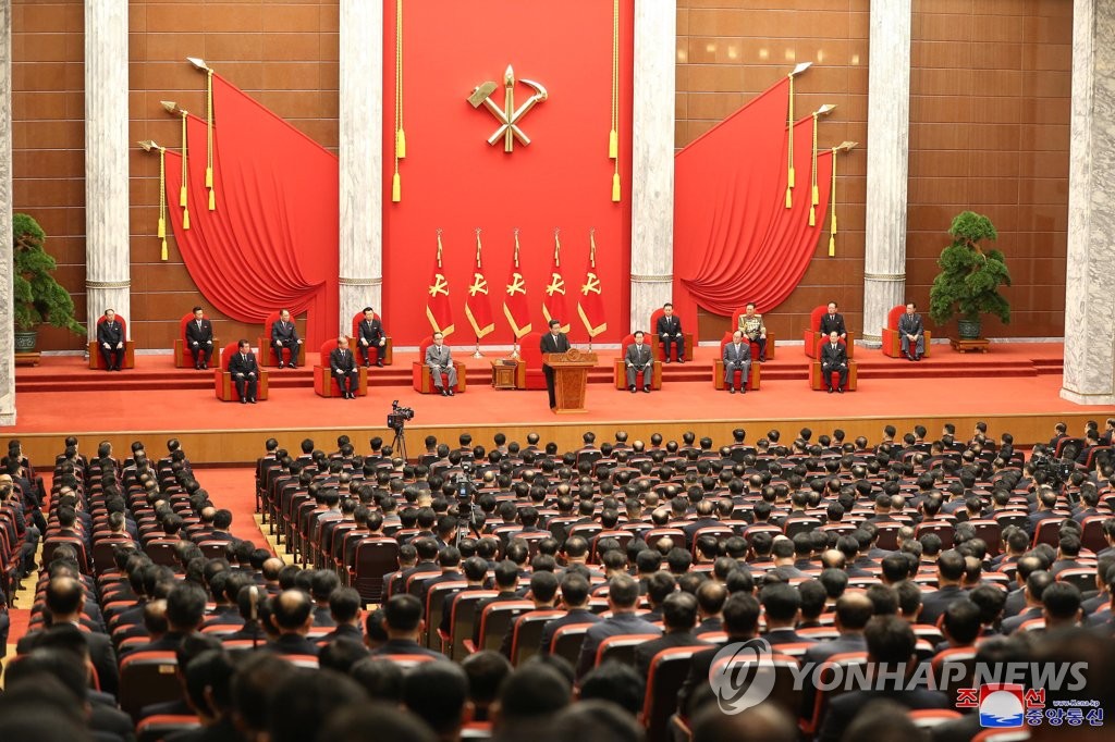 La foto, proporcionada, el 11 de octubre de 2021, por la Agencia Central de Noticias de Corea del Norte, muestra una ceremonia para conmemorar el 76º aniversario de la fundación del gobernante Partido de los Trabajadores, celebrada el día anterior, en Pyongyang. (Uso exclusivo dentro de Corea del Sur. Prohibida su distribución parcial o total) 