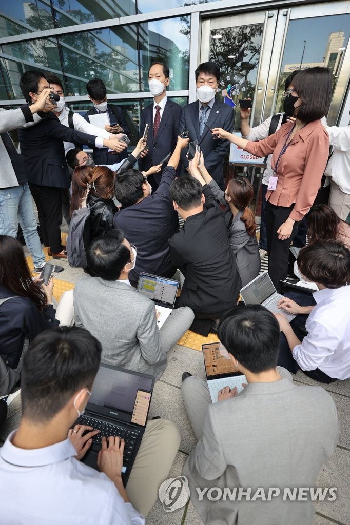 징계 취소 소송 패소 입장 밝히는 윤석열 법률대리인들