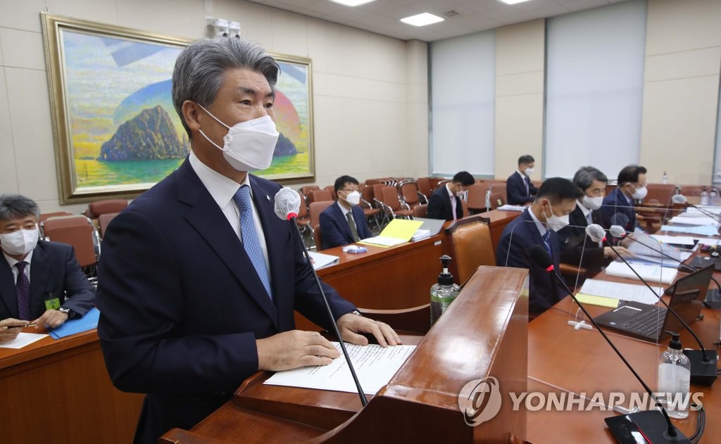 In this file photo taken on Oct. 15, 2021, Yoon Jong-won, chief executive of the state-run Industrial Bank of Korea, speaks during a regular parliamentary inspection of the bank at the National Assembly in Seoul. (Pool photo) (Yonhap)