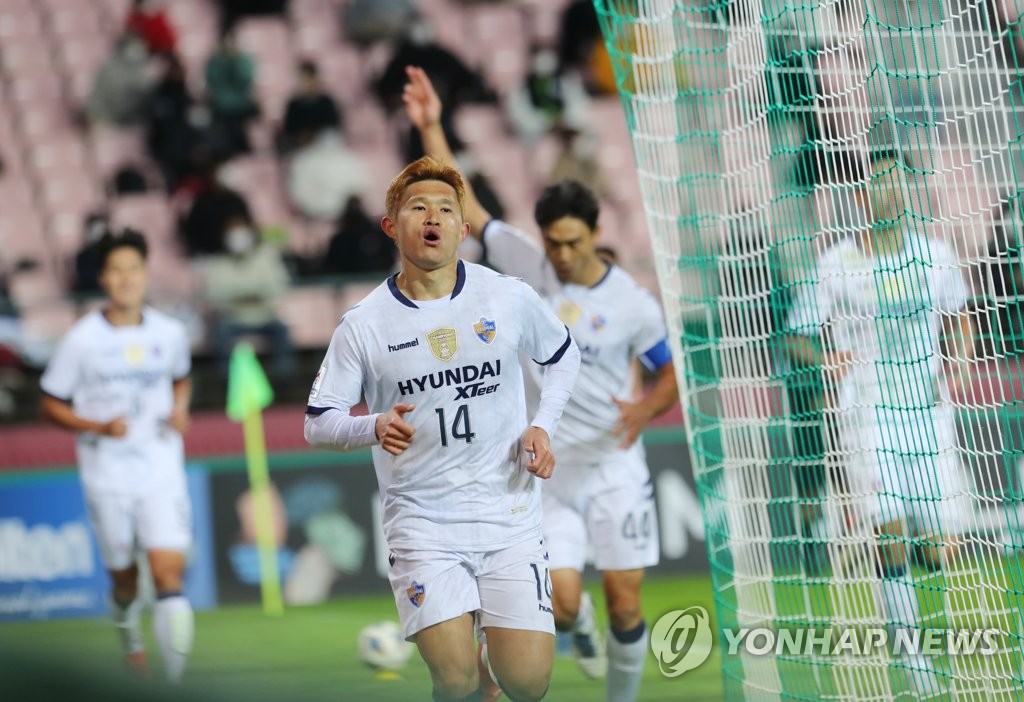 Lee Dong-gyeong of Ulsan Hyundai FC celebrates his goal against Jeonbuk Hyundai Motors during the clubs' quarterfinal match of the Asian Football Confederation Champions League at Jeonju World Cup Stadium in Jeonju, 240 kilometers south of Seoul, on Oct. 17, 2021. (Yonhap)