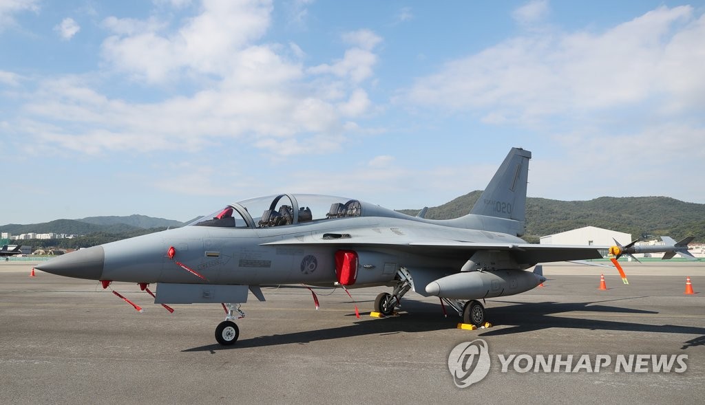Un caza FA-50 autóctono de Corea del Sur es exhibido en la ADEX 2021, en la Base Aérea de Seúl, al sureste de la capital surcoreana, el 18 de octubre de 2021. La exhibición bienal termina el 23 de octubre.