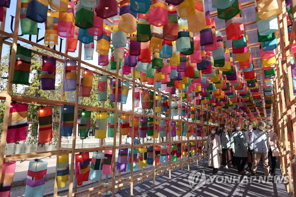 Visitors look at displays at Gyeongbok Palace in central Seoul on Oct. 19, 2021, as the Royal Culture Festival 2021 is underway at palaces from Oct. 16-31. (Yonhap)