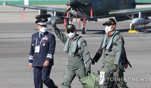 الرئيس مون يقول إن كوريا الجنوبية تسعى لقدرات دفاعية قوية لضمان السلام - 2