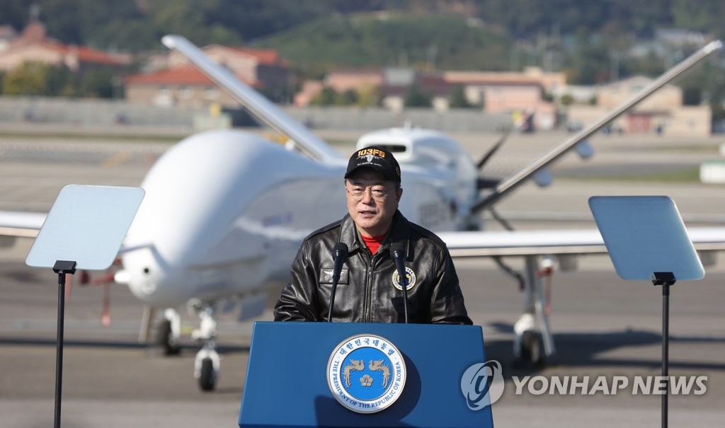Le président Moon Jae-in prononce une allocution le mercredi 20 octobre 2021 à l'aéroport de Séoul à Seongnam, dans la province du Gyeonggi, lors d'une cérémonie à l'Exposition internationale de l'aéronautique et de la défense de Séoul (ADEX).