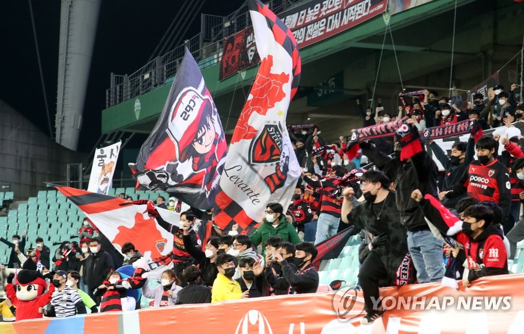 Fans of Pohang Steelers celebrate their team's victory over Ulsan Hyundai FC on penalties in the semifinals of the Asian Football Confederation Champions League at Jeonju World Cup Stadium in Jeonju, 240 kilometers south of Seoul, on Oct. 20, 2021. (Yonhap)