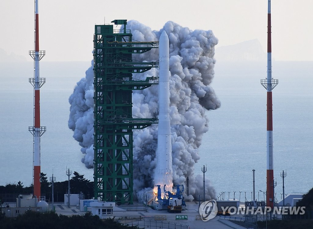La foto, tomada el 21 de octubre de 2021, muestra el primer cohete espacial autóctono de Corea del Sur, conocido como Nuri, siendo lanzado desde su plataforma de lanzamiento, en el Centro Espacial Naro, en Goheung, a 473 kilómetros al sur de Seúl. (Foto del cuerpo de prensa. Prohibida su reventa y archivo)