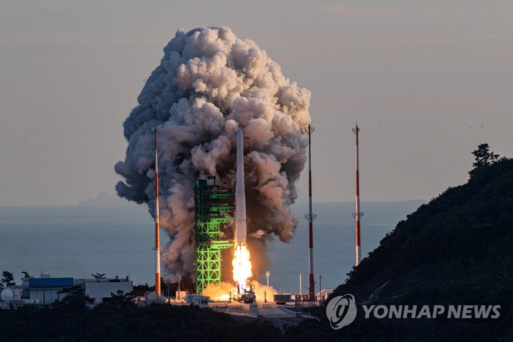 South Korea's first homegrown space rocket KSLV-II -- also known as Nuri -- blasts off from the Naro Space Center in the country's southern coastal village of Goheung on Oct. 21, 2021, carrying a 1.5-ton dummy satellite in this photo. (Pool photo) (Yonhap)