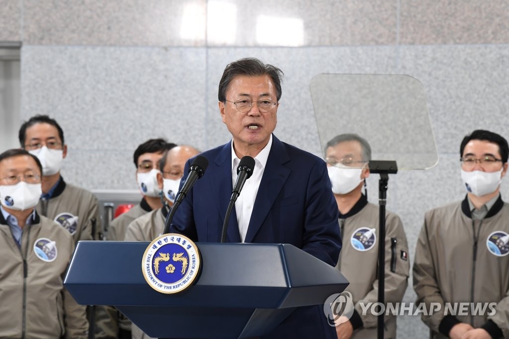 Le président Moon Jae-in délivre un message au public après avoir assisté au lancement au centre spatial de Naro, le 21 octobre 2021.