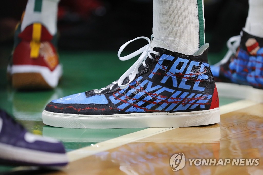 거침없이 중국 비판하는 미 NBA 선수 에네스 캔터