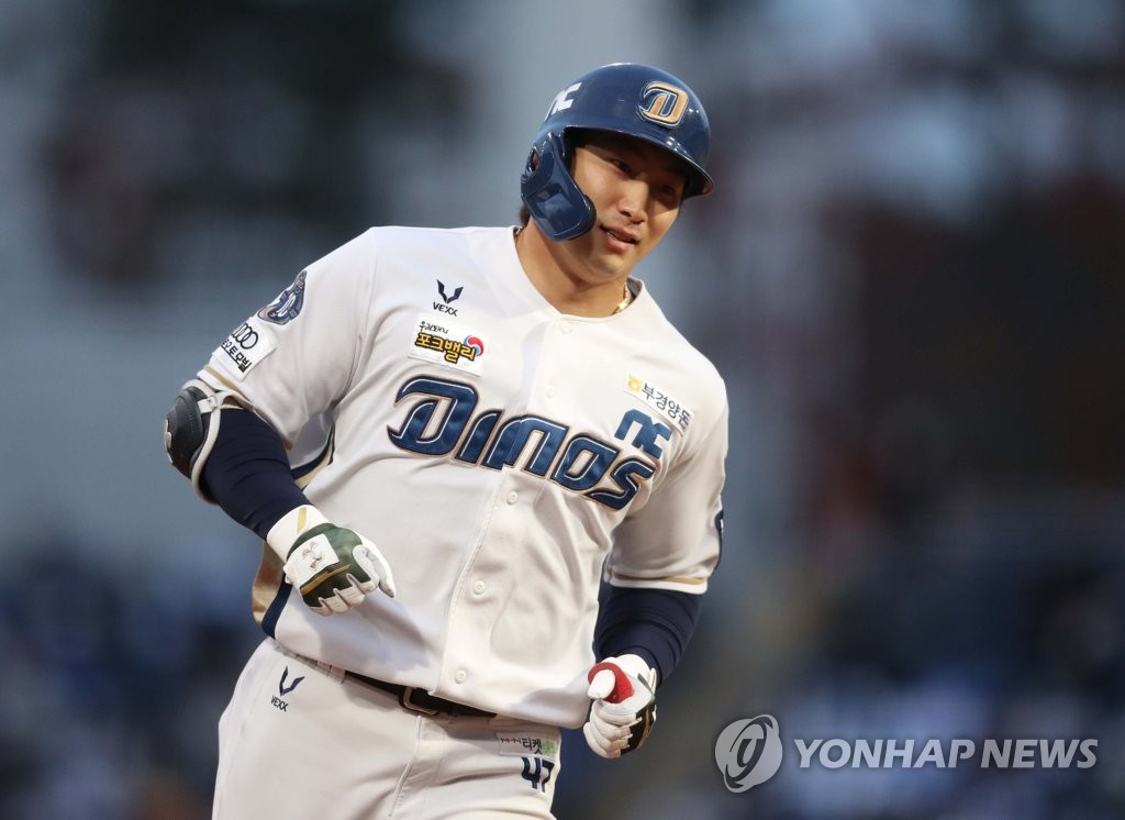 In this file photo from Oct. 30, 2021, Na Sung-bum of the NC Dinos rounds the bases after hitting a three-run home run against the Samsung Lions in the bottom of the first inning of a Korea Baseball Organization regular season game at Changwon NC Park in Changwon, some 400 kilometers southeast of Seoul. (Yonhap) 