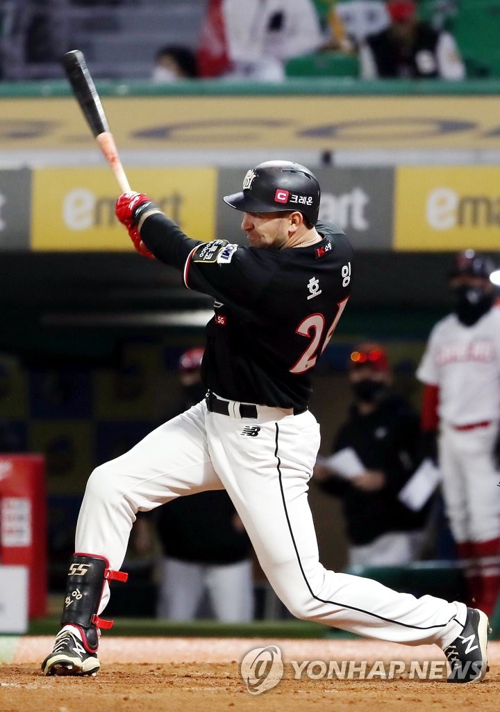 In this file photo from Oct. 30, 2021, Jared Hoying of the KT Wiz hits a three-run home run against the SSG Landers in the top of the fifth inning of a Korea Baseball Organization regular season game at Incheon SSG Landers Field in Incheon, some 40 kilometers west of Seoul. (Yonhap)