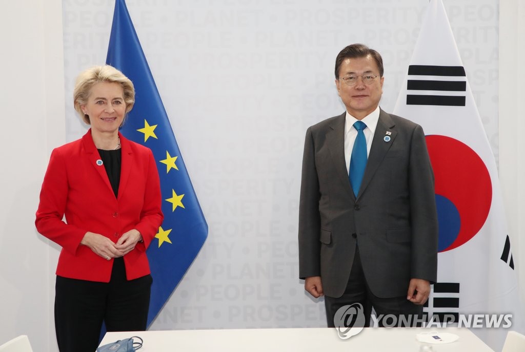 El presidente surcoreano, Moon Jae-in, posa ante la cámara con la presidenta de la Comisión Europea, Ursula von der Leyen, el 30 de octubre de 2021 (hora local), antes de celebrar una cumbre bilateral, al margen de la cumbre del Grupo de los 20 (G-20), en Roma.