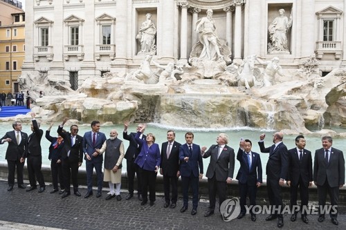 트레비 분수서 G20 정상들 사진 촬영…문대통령·바이든 불참(종합)