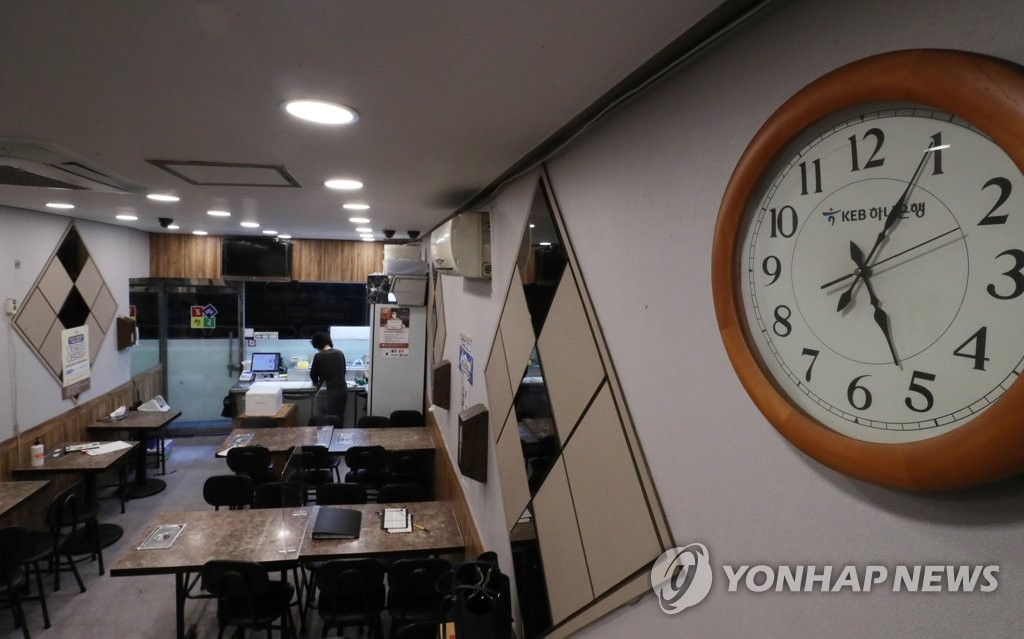 This photo taken on Nov. 1, 2021, shows a restaurant in Seoul preparing to receive customers as the "living with COVID-19" measures go into effect amid rising vaccination levels. (Yonhap) 