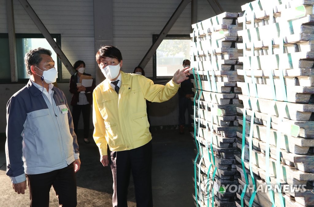 이달 1일 외국인 근로자 고용 사업장 방문한 안경덕 노동부 장관(오른쪽)