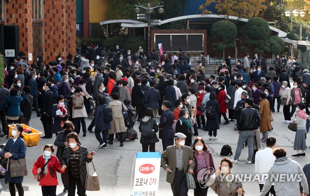 A church in Seoul is crowded on Nov. 7, 2021, the first weekend after South Korea shifted to its "living with COVID-19" policy on Nov. 1. (Yonhap)