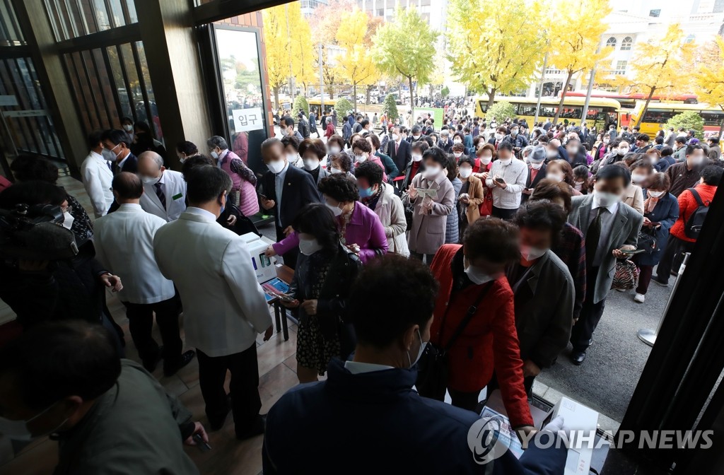 A church in Seoul is crowded on Nov. 7, 2021, the first weekend after South Korea shifted to its "living with COVID-19" policy on Nov. 1. (Yonhap)