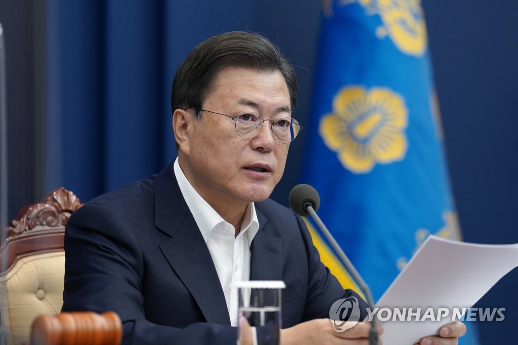 El presidente surcoreano, Moon Jae-in, habla en una reunión del Gabinete, celebrada el 9 de noviembre de 2021, en la oficina presidencial, Cheong Wa Dae, en Seúl.