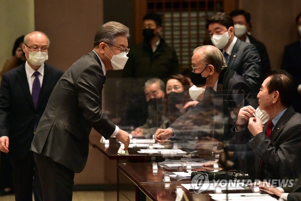 관훈클럽 초청 토론회 참석자들과 인사하는 이재명