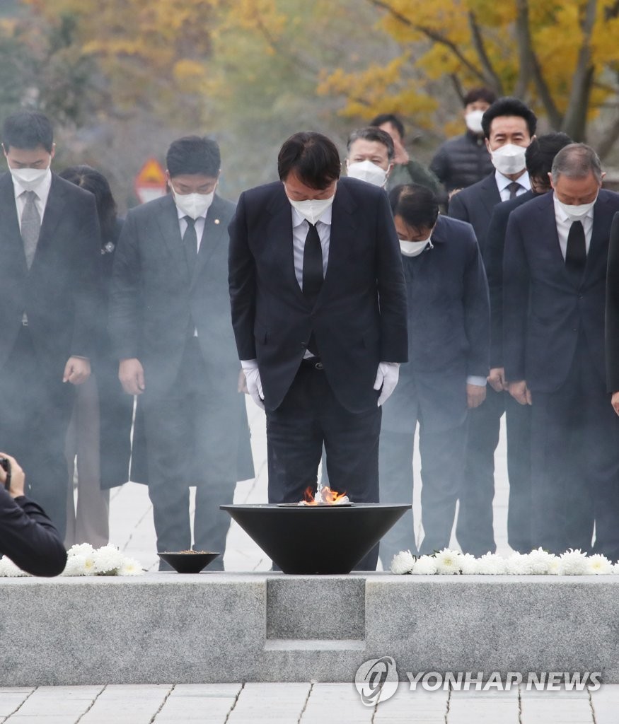 Yoon Seok-youl, the presidential nominee of the People Power Party, pays his respects at the grave of late former President Roh Moo-hyun in the southeastern city of Gimhae on Nov. 11, 2021. (Yonhap)