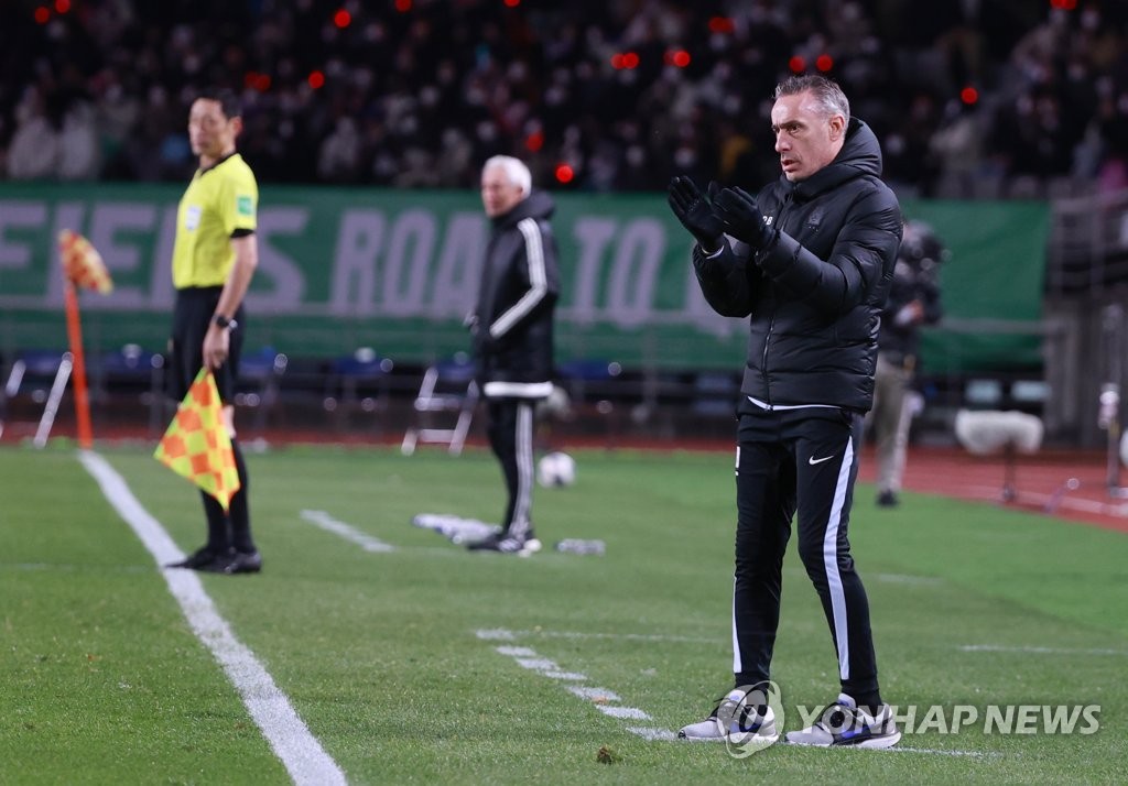 손흥민 공격에 박수 보내는 벤투 감독