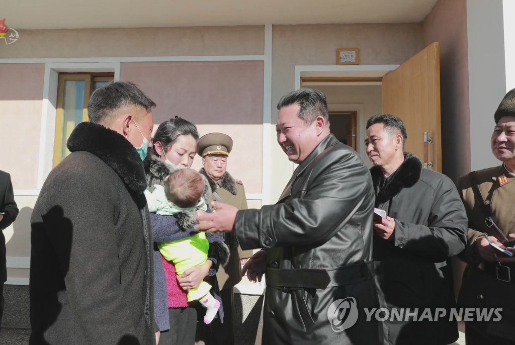 북한 김정은, 삼지연 건설사업 현지지도…한달여만 공개활동