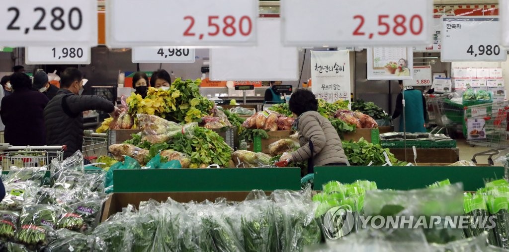 This file photo, taken Nov. 17, 2021, shows citizens grocery shopping at a discount store in Seoul. (Yonhap)